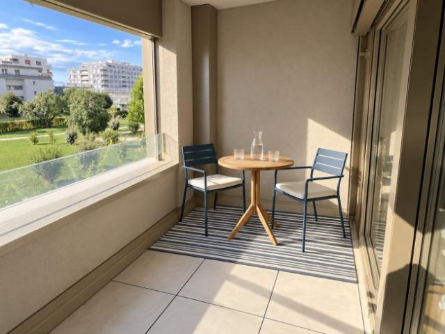 Zu vermieten – Elegante 2,5 Zimmer Wohnung mit Loggia im Zentrum von Nyon