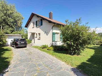 Zu vermieten – freistehende Villa mit 4,5 Zimmern und Garten, Terrasse und Seeblick – Aubonne