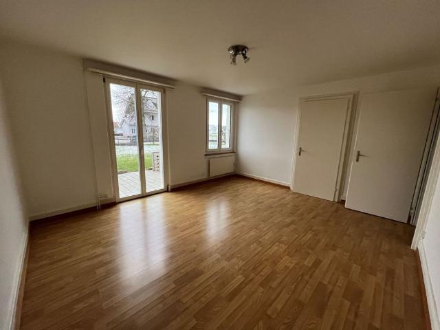 Zu vermieten helle 3 1/2 Zimmer Parterrewohnung mit grossem Sitzplatz