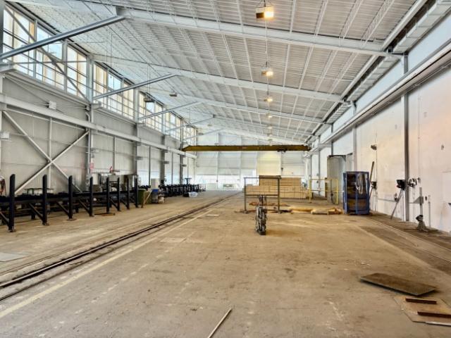 Zu vermieten mehrere Hallen, Bestände, Lagerhäuser, Werkstätten, Produktion von 600 bis 3.681 m² auf einem Industriegelände