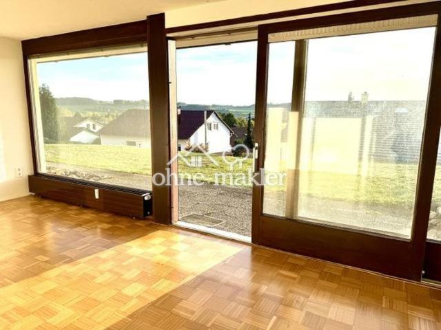 Zu vermieten: schöne, renovierte 3 Zimmer Wohnung mit herrlicher Aussicht