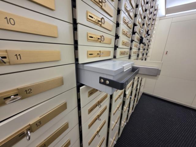 Zu vermieten Tresor mit 500 Safes, Bezirk Porrentruy