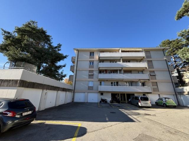 Zu mieten große 3 Zimmer Wohnung, komplett renoviert in Aubonne
