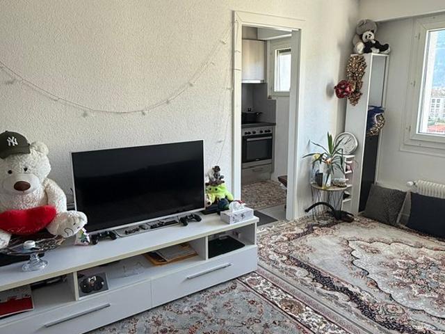 Zu mieten in einem frisch renovierten Gebäude – 3 Zimmer im 5. Stock