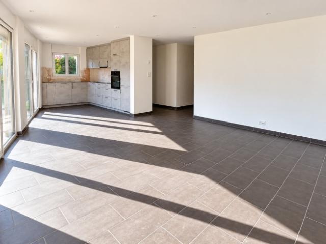 Zu mieten ist eine wunderschöne 4,5 Zimmer Wohnung mit einer Terrasse und einem großen privaten Garten zu mieten