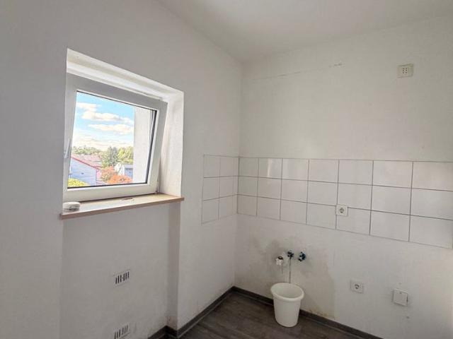 Zum Einzug bereit: Gemütliche Singlewohnung mit schönem Panoramabalkon