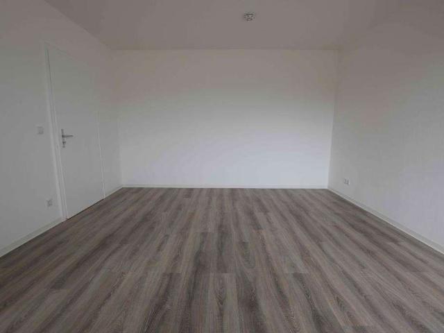 ! Zum Einzug bereit! Renovierte 3 Raumwohnung mit Wanne und Balkon !