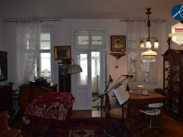 Zum Verkauf wird eine ca. 130 Jahre alte Jugendstilvilla mit 10 Zimmer in Edlitz geboten!