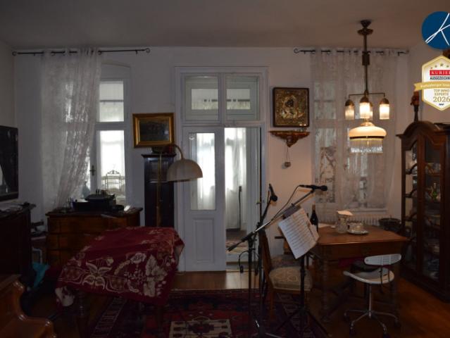 Zum Verkauf wird eine ca. 130 Jahre alte Jugendstilvilla mit 10 Zimmer in Edlitz geboten!