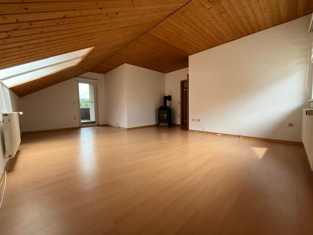 Zum Verkauf eine helle Eigentumswohnung mit Charme in kleiner Wohnanlage 3 Einheiten. 3 Zimmer Wohnen, Schlafen, Büro Küche mit Holzeinbauküche und hochwertigen Elektrogeräten Bad mit Badewanne Dusche WC Waschtisch BALKON und Stellplatz in kl Anlage mit WEITBLICK Zum Verkauf steht eine heimelige ETW in ruhiger Lage im OT Mönchröden 96472 Rödental Dachgeschoss hoher Kniestock mit Balkon in einem 3 Familienhaus in ruhiger Lage mit Weitblick Zur kleinen Führung: Von der Haustüre gelangt man übers T