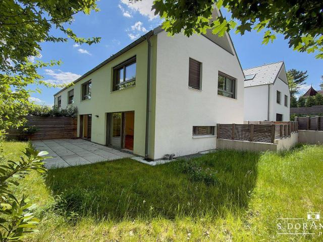 Zum Verkauf: Exklusive Doppelhaushälfte mit Aufzug, Keller, Garten & Terrassen in 2372 Gießhübl – Neubau 2022, sofort bezugsfertig!
