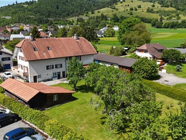 Zum Verkauf im Glovelier Gebäude mit 3 Wohnungen und großem Grundstück