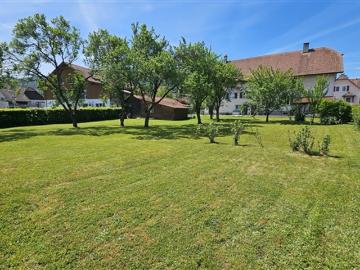 Zum Verkauf im Glovelier Haus mit 3 Wohnungen und großem Grundstück
