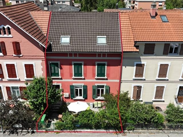 Zum Verkauf in Delémont, Gebäude mit 3 Wohnungen mit Terrasse und Garten