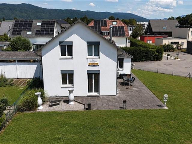 Zum Verkauf in Delémont, geräumige 5,5 Zimmer Familienvilla mit Garten