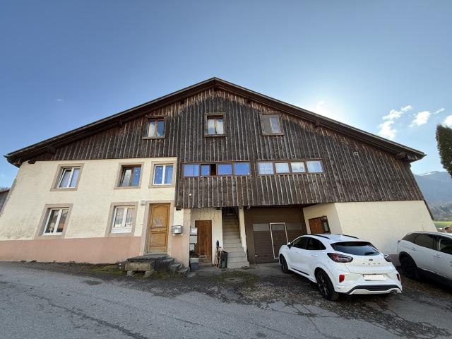 Zum Verkauf in Eschert charmantes Haus mit 3 Wohnungen