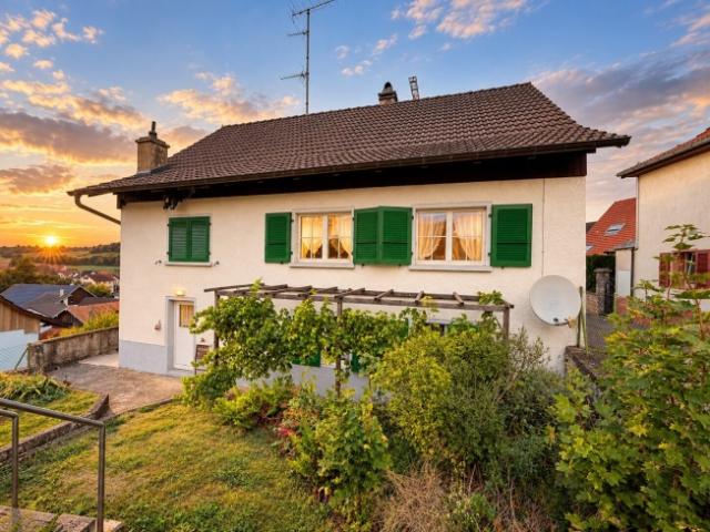 Zum Verkauf stehen 5,5 Zimmer Haus im Dorf Chevenez