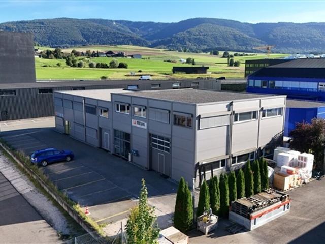 Zum Verkauf stehendes Gebäude mit Werkstätten und Büros in Delémont
