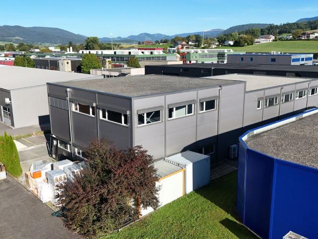 Zum Verkauf stehendes Gebäude mit Werkstätten und Büros in Delémont