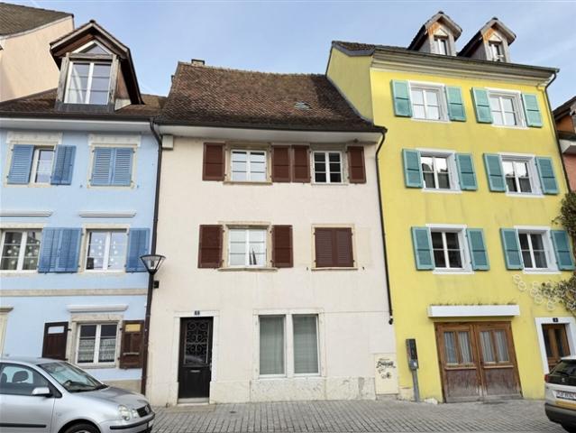Zum Verkauf stehendes Stadthaus mit 2 Wohnungen und 1 Geschäft in Delémont