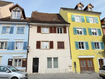 Zum Verkauf stehendes Stadthaus mit 2 Wohnungen und 1 Geschäft in Delémont
