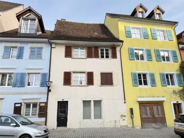 Zum Verkauf stehendes Stadthaus mit 2 Wohnungen und 1 Geschäft in Delémont