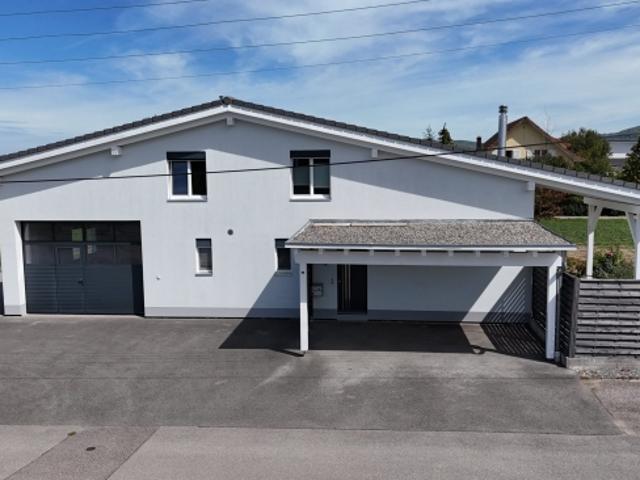 Zum Verkauf steht ein schönes vierzimmeriges Haus mit großer Garage/Räumlichkeiten in Cornol