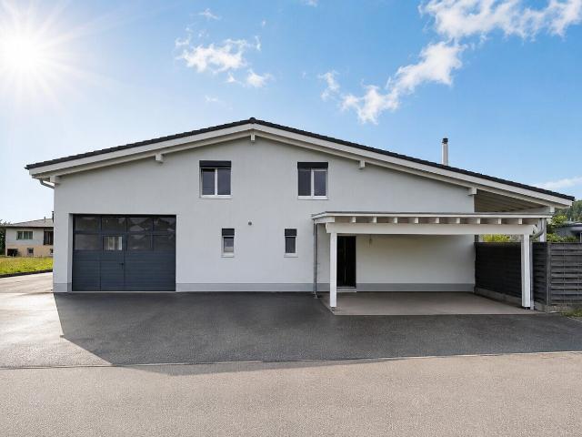 Zum Verkauf steht ein schönes vierzimmeriges Haus mit großer Garage/Räumlichkeiten in Cornol