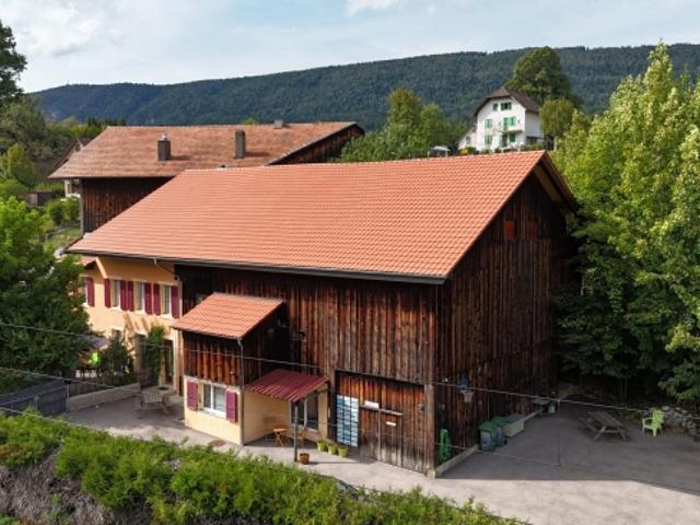Zum Verkauf steht in Bévilard ein altes Bauernhaus mit zwei Wohneinheiten