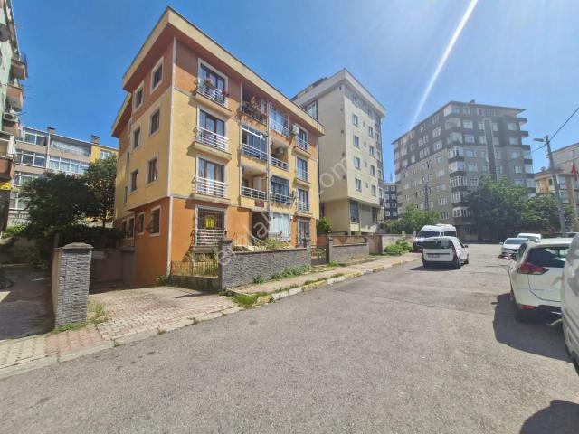 Zümrütevlerde otopark,ayrı Wc,balkon,yüksek Giriş 3+1