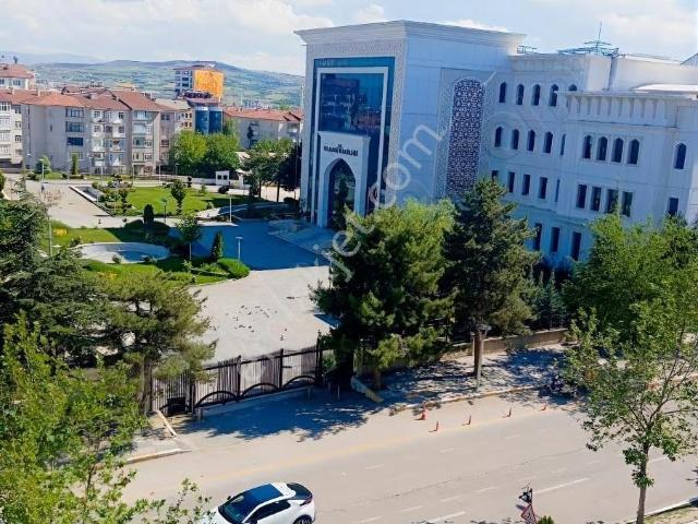 Zübeyde Hanım Caddesi Valilik Karşısı 18.000 Tl