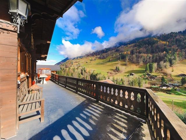 Zufluchtsort der Ruhe mit einer Öffnung zu den Alpen