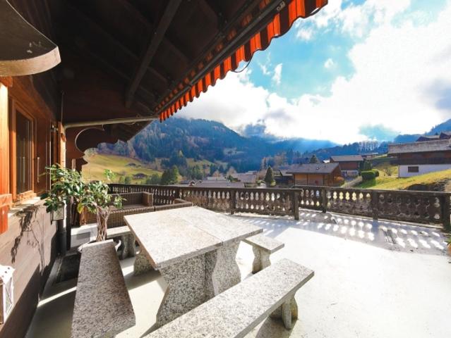 Zufluchtsort der Ruhe mit einer Öffnung zu den Alpen