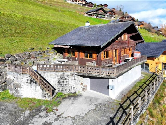Zufluchtsort der Ruhe mit einer Öffnung zu den Alpen