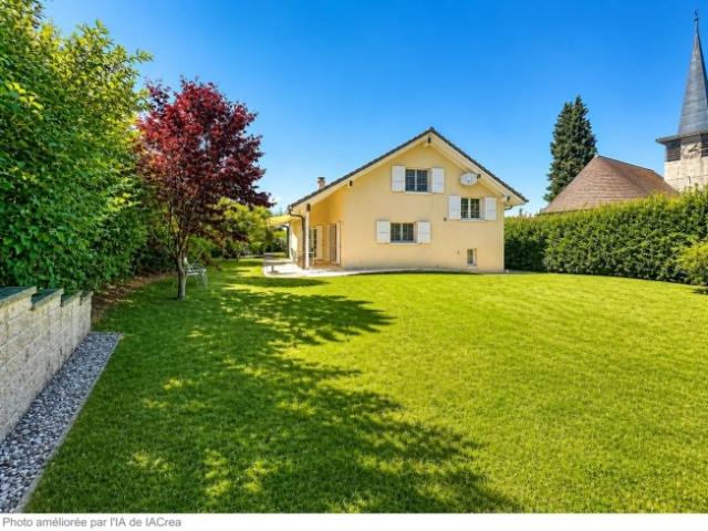 Geräumiges Familienhaus, großer grüner Garten und Garagen für 4 Autos + 2 Parkplätze