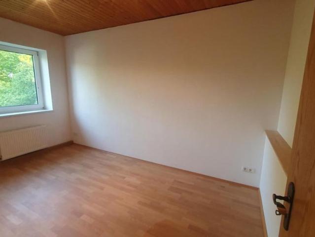 Zuhause mit Grünblick – helle 3 Zimmer Wohnung mit Einbauküche & Stellplatz