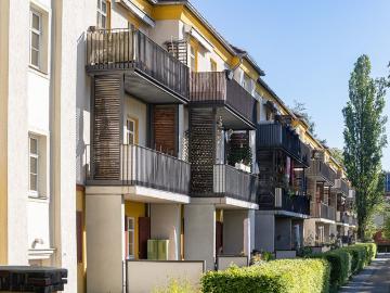 Zuhause fühlen: Frisch renovierte 2 Raumwohnung mit Balkon und großer Wohnküche!