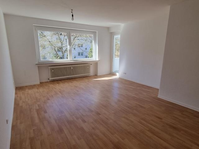 Zuhause ist: Lichtdurchflutete 2 Zimmer Wohnung mit Balkon in ruhiger Lage