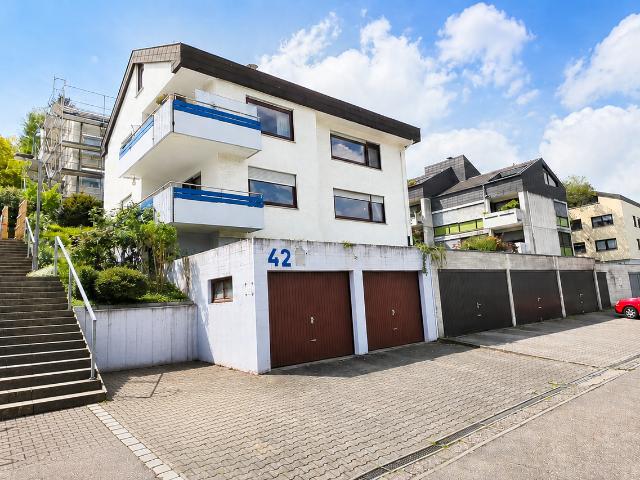 Zuhause zum Wohlfühlen: Schöne, gepflegte 3 Zimmerwohnung mit EBK, Balkon, Garage