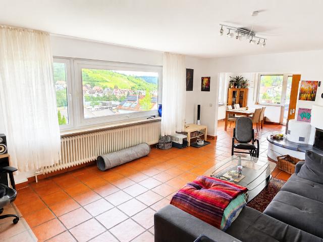 Zuhause zum Wohlfühlen: 2,5 Zimmerwohnung mit Balkon & Garage