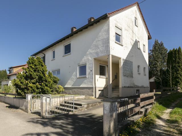 Zur Kapitalanlage oder zum Selbstbezug ZFH mit schönem Grundstück
