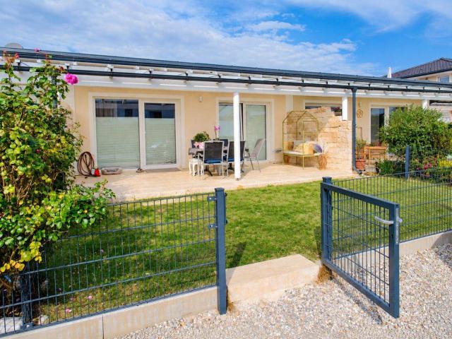 Zur Miete Neuwertiges Reihenhaus in Ruhelage Veranda mit mediterranem Flair!