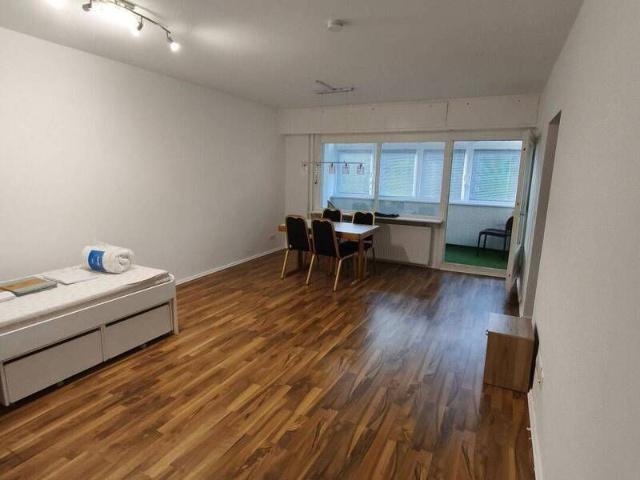 Zur Miete steht eine schöne 2,5 Zimmer Wohnung möbliert im Erdgeschoss eines gepflegten Mehrfamilienhauses