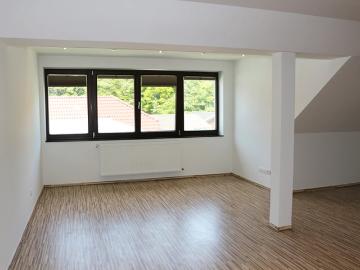 Zur Vermietung gelangt hier eine sonnendurchflutete, loftartige Dachgeschoss Wohnung in Waldrandlage mit guter Infrastruktur