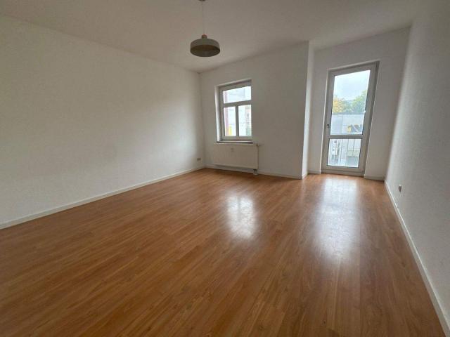Zzgl EBK* 1. OG / Bad mit Wanne / Laminat Balkon !