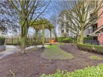 Greater Vancouver - Patio, Parking