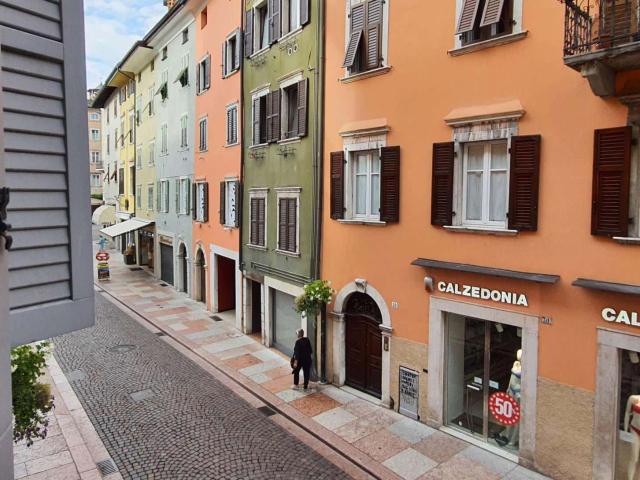 A14/Su monolocale con doppio affaccio su via Giuseppe Mazzini. Centro Storico, Trento