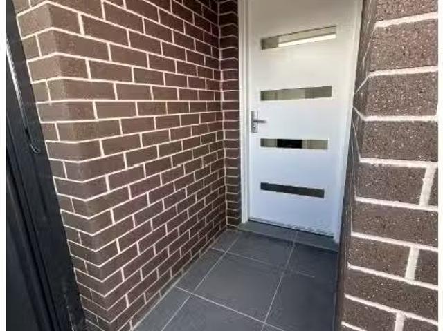 A/2 Outcrop Street, GILLIESTON HEIGHTS Townhouse for rent Lis.