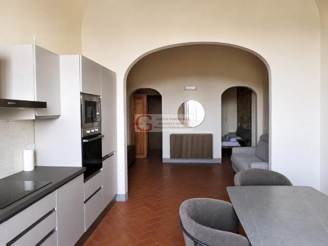 A39 Bilocale ristrutturato e arredato con design di pregio. in centro storico a Pisa sui Lungarni. giaccoimmobiliare