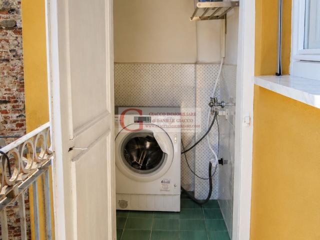 A40 Appartamento signorile con affreschi, in palazzo storico, ristrutturato e arredato di solo cucina. In centro storico a Pisa sui Lungarni. giaccoimmobiliare